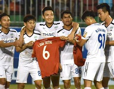 Minh Vương ghi bàn tặng riêng Xuân Trường trong ngày V League hạ màn