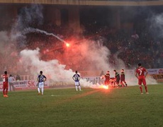 VPF nói gì về nạn pháo sáng và sai sót trọng tài ở V-League?