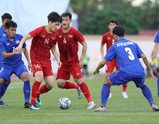 Hậu vệ Thái Lan chấn thương, nén đau không xin thay người trước U22 Việt Nam