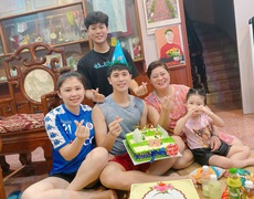 Đình Trọng mừng sinh nhật sớm bên gia đình