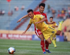 Tình huống nhận thẻ đỏ của Lâm Quang Anh khiến Nam Định phải mất điểm đáng tiếc trên sân Thiên Trường